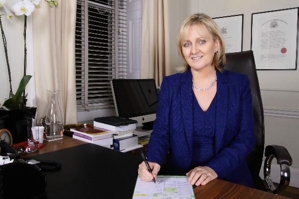 Dr Stephanie Barrett